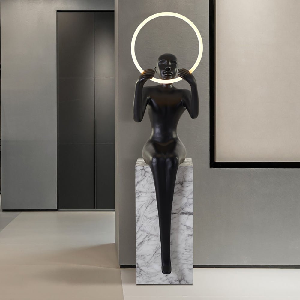 Orelaielle Skulpturel sort gulvlampe