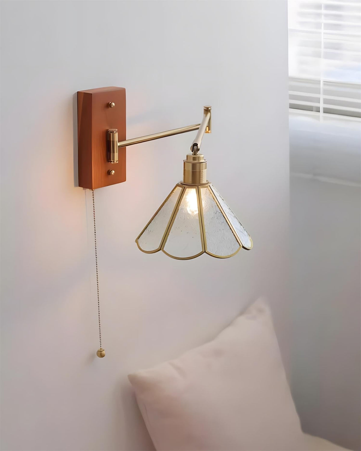 Oreliraine vägglampa