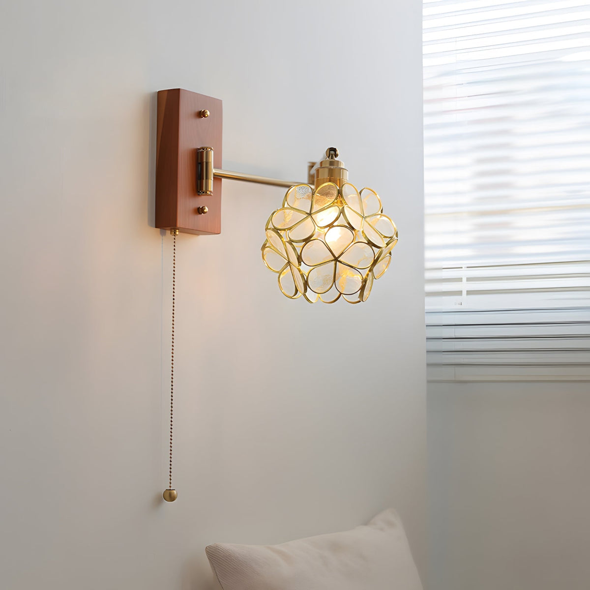 Oreliraine vägglampa