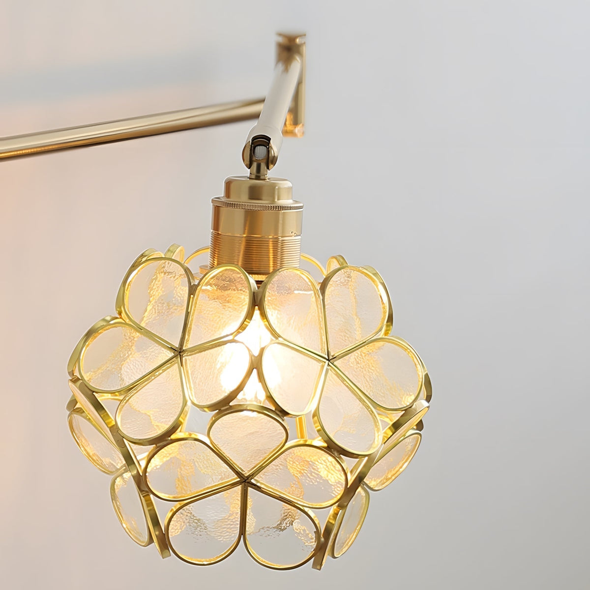 Oreliraine vägglampa
