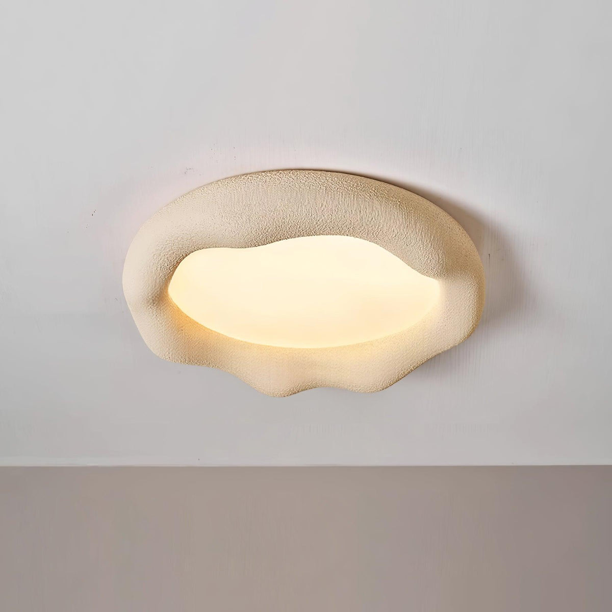 Loftslampe i organisk harpiks og glasfiber i beige