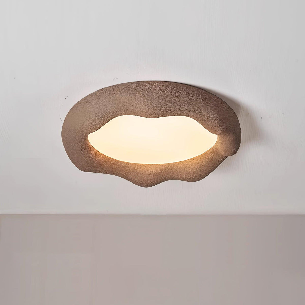 Loftslampe i organisk harpiks og glasfiber i beige