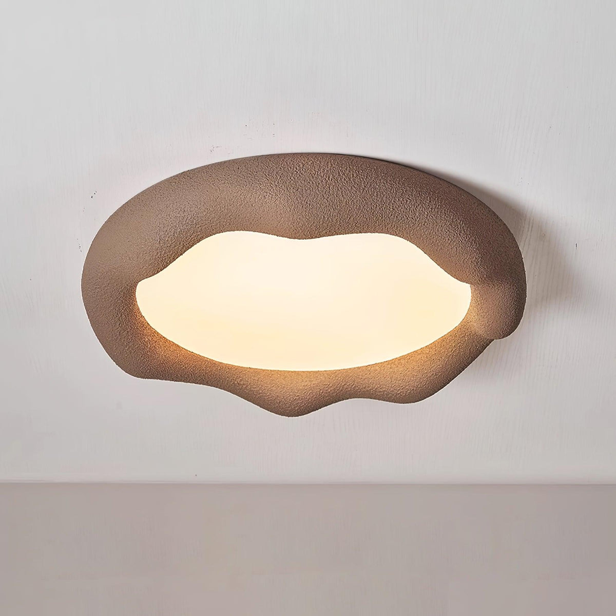 Loftslampe i organisk harpiks og glasfiber i beige