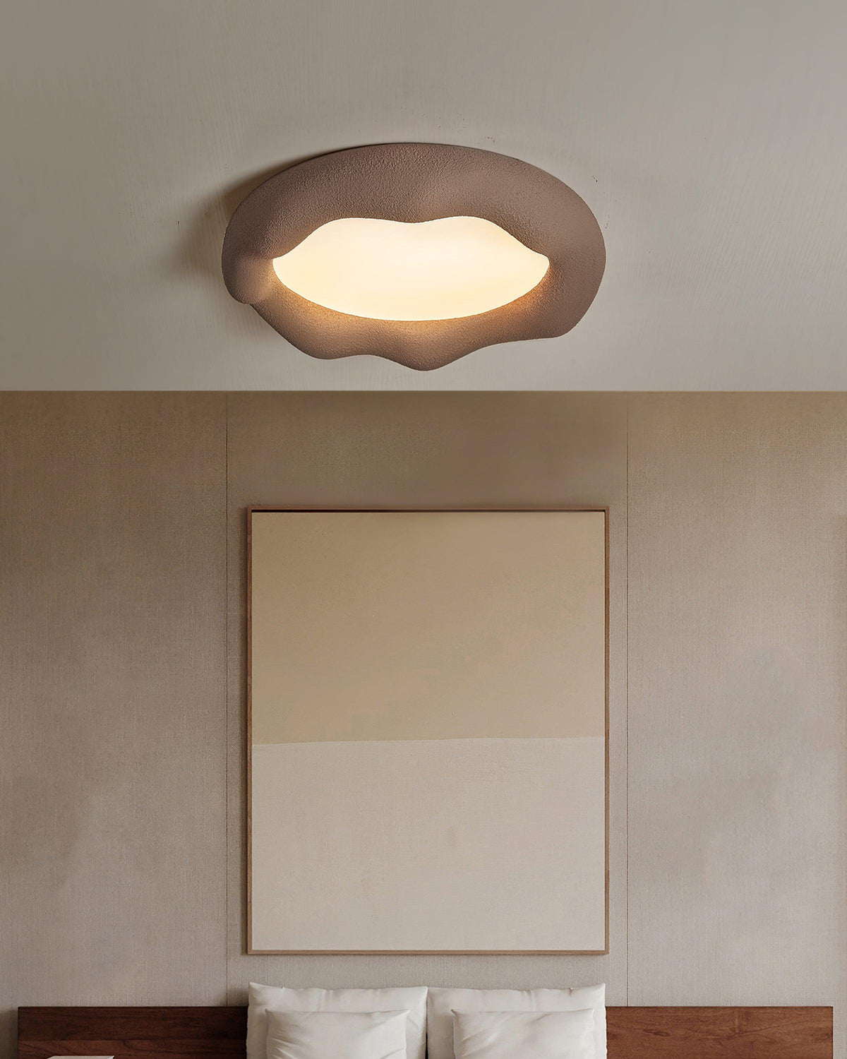 Loftslampe i organisk harpiks og glasfiber i beige