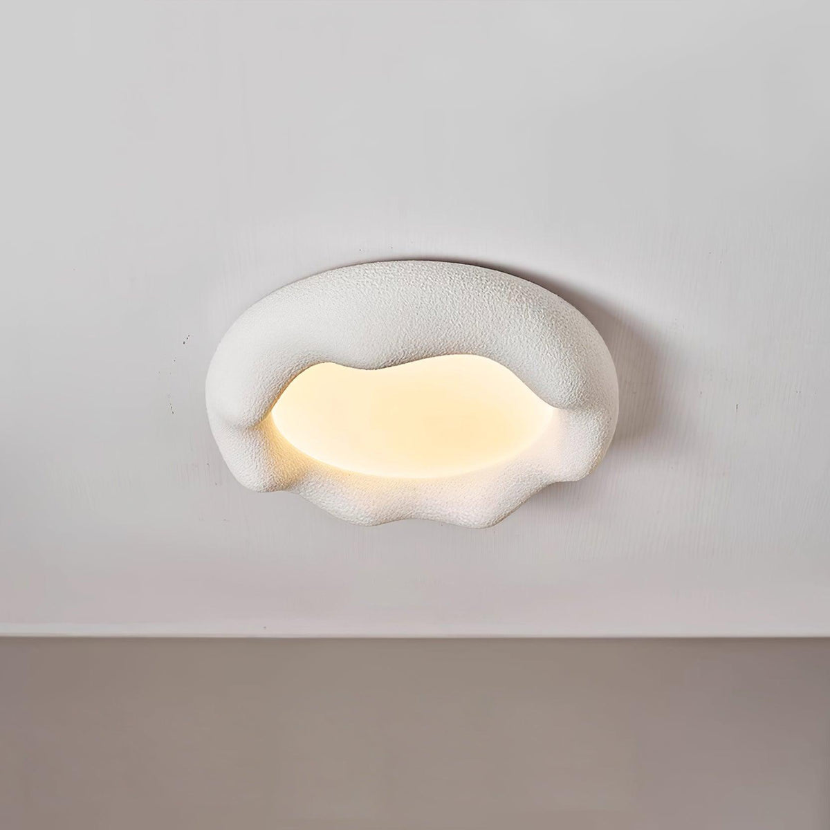 Loftslampe i organisk harpiks og glasfiber i beige
