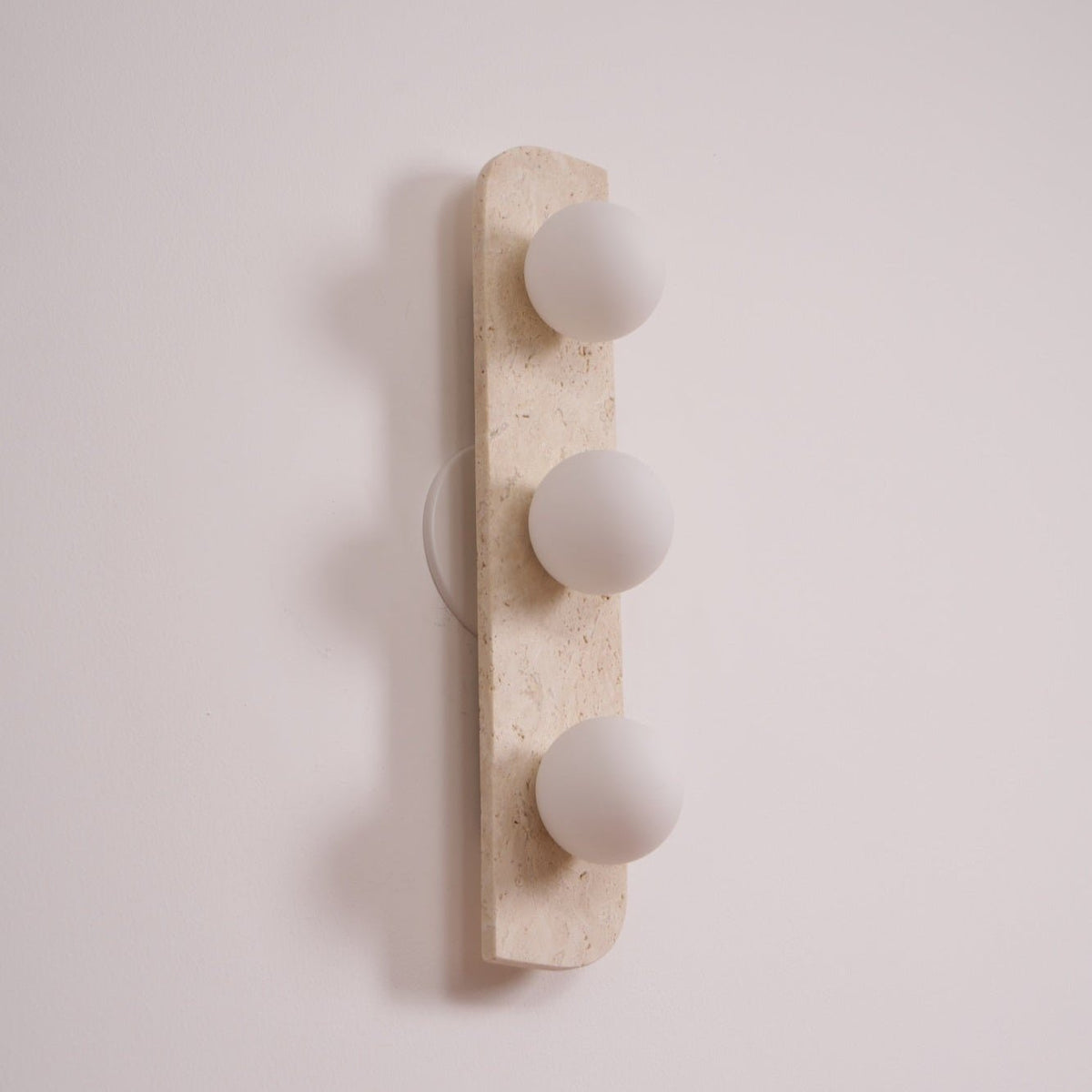 Taviniella minimalistisk vägglampa i travertin