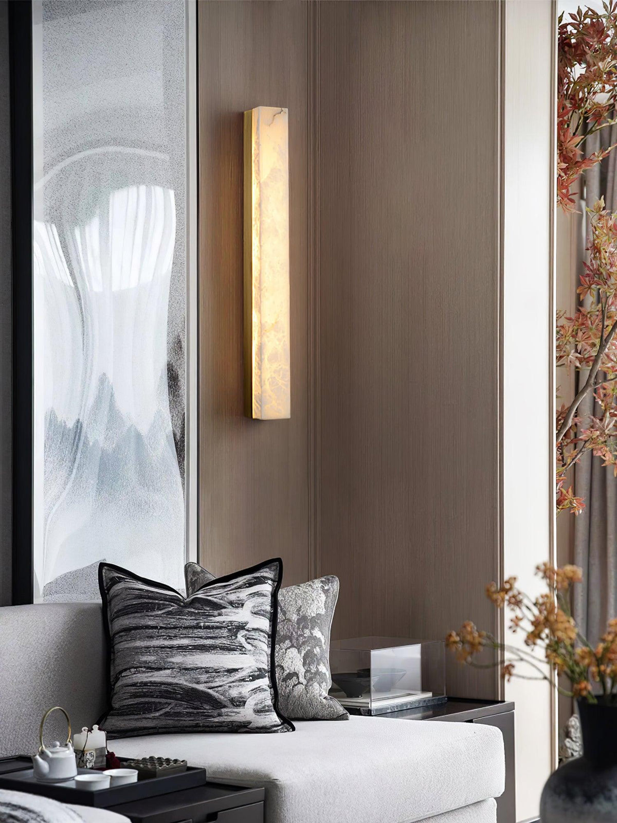 Nivivette vägglampa i pelarform av alabaster