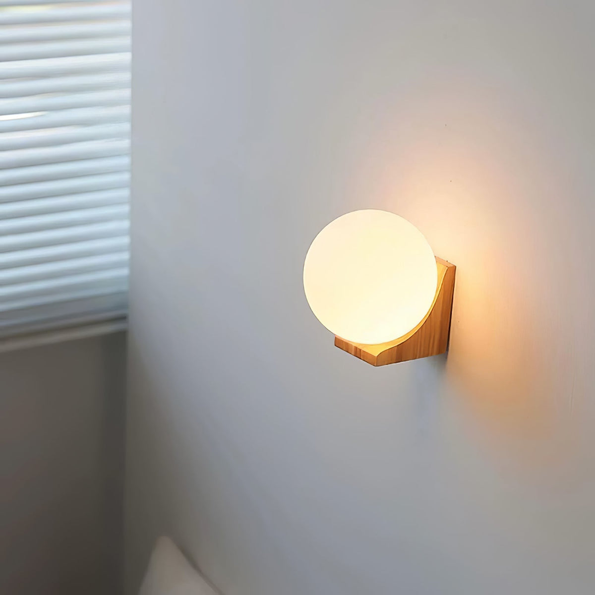 Icarara moderni minimalistinen pallo puu-lasiseinävalaisin