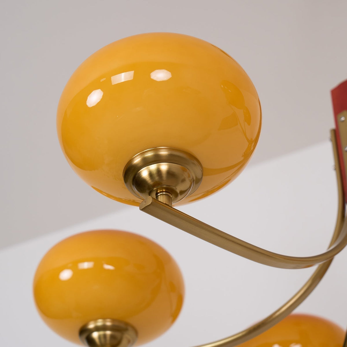 Candelabro com 6 luzes e globos de vidro âmbar Vira