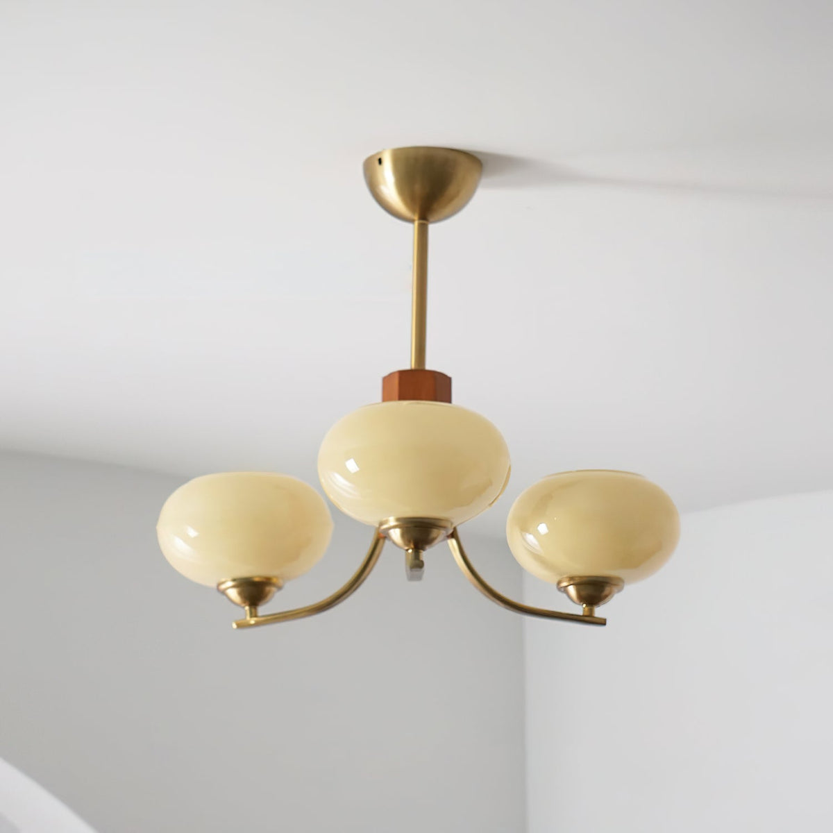 Candelabro com 6 luzes e globos de vidro âmbar Vira