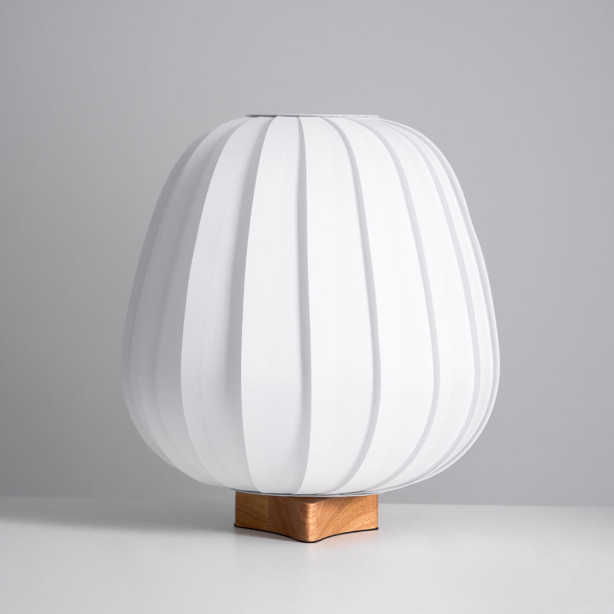 Elenor minimalistisk bordlampe i stof