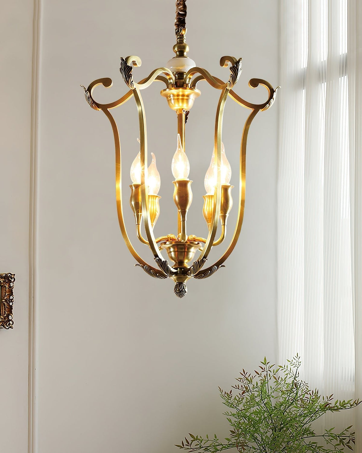 Lustre Niroxa com estrutura de lanterna dourada