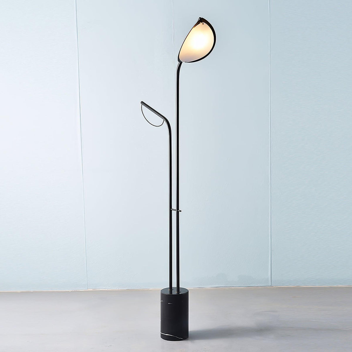 Candeeiro de pé Selarielle minimalista em mármore
