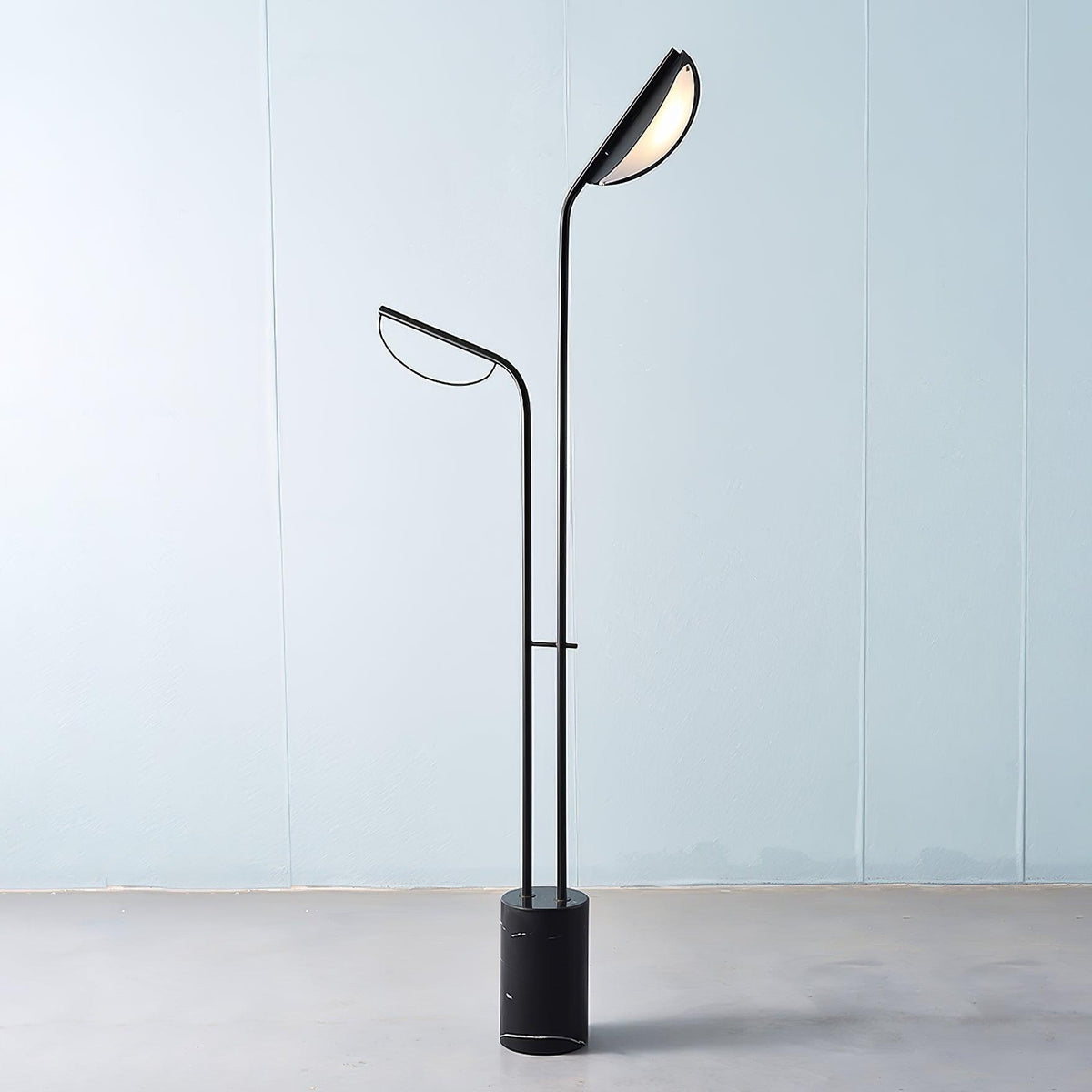 Candeeiro de pé Selarielle minimalista em mármore