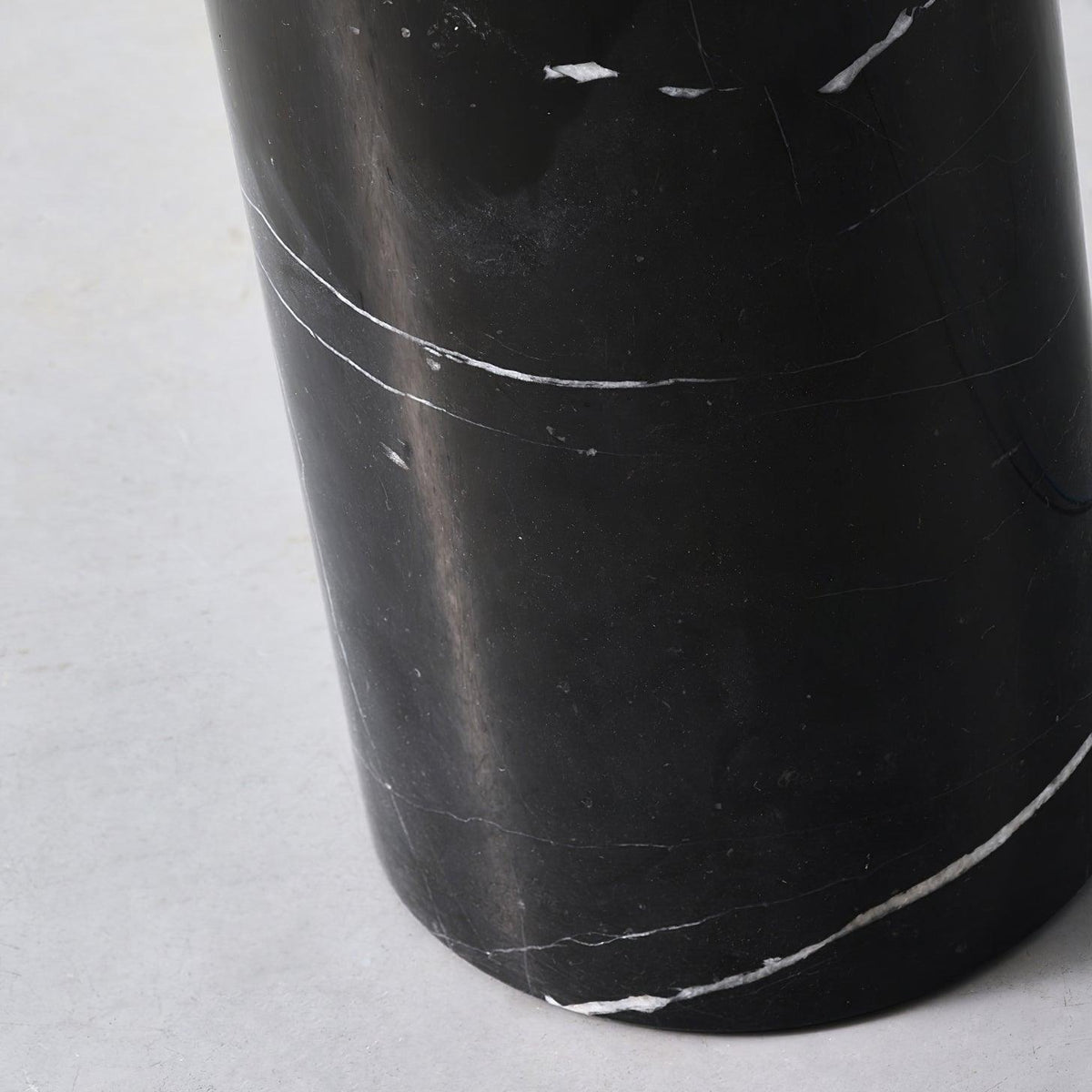 Candeeiro de pé Selarielle minimalista em mármore
