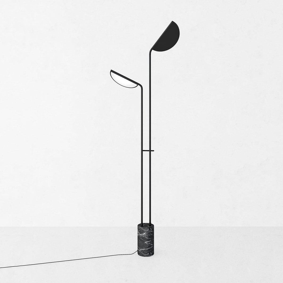 Candeeiro de pé Selarielle minimalista em mármore