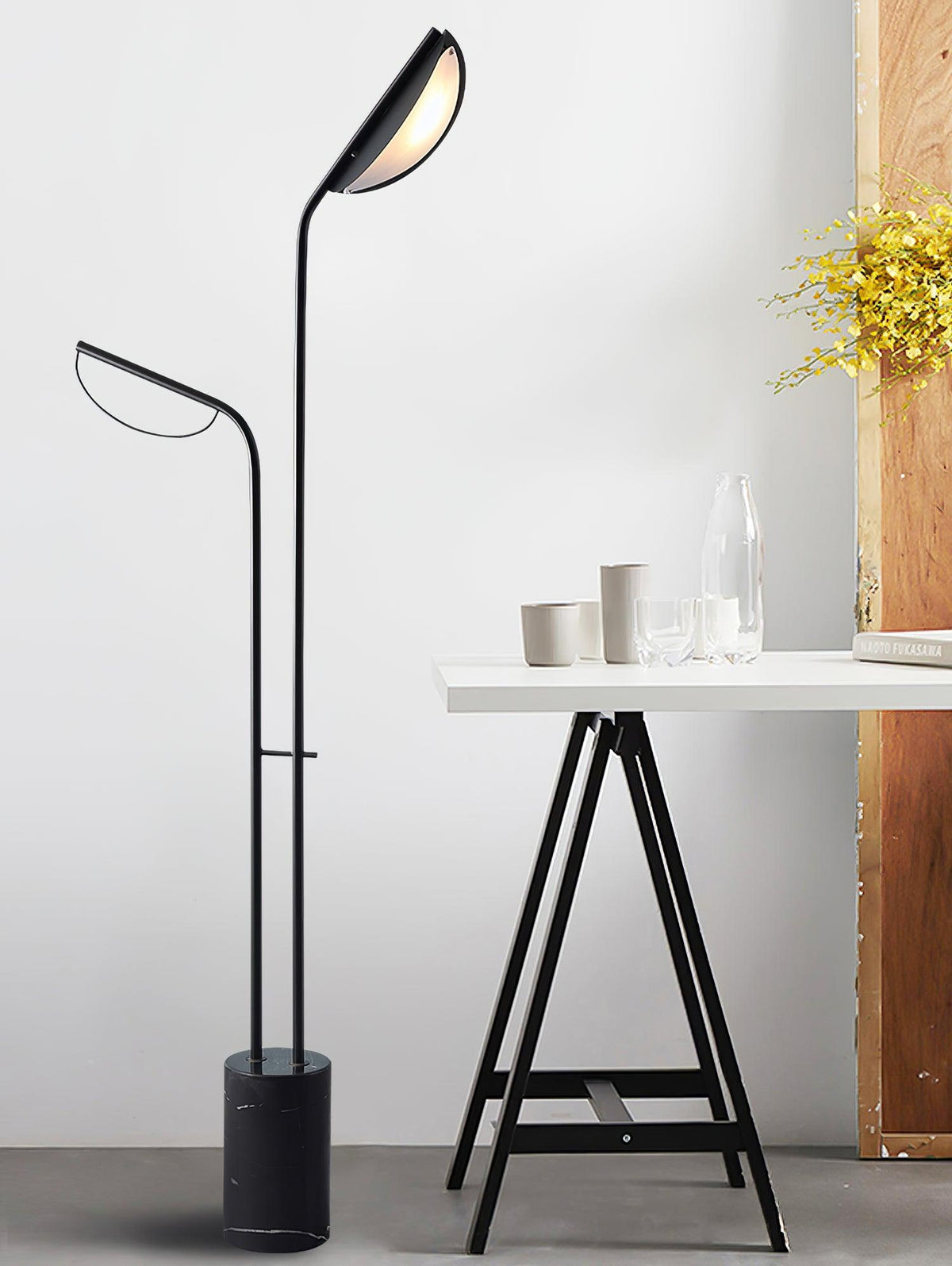 Candeeiro de pé Selarielle minimalista em mármore
