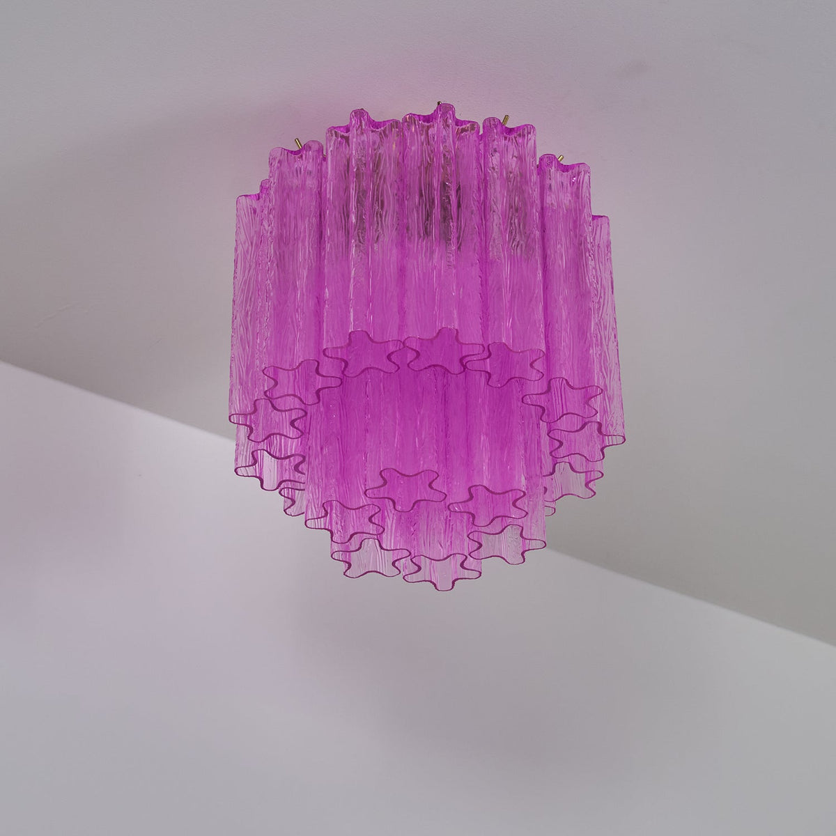 Eirarian-kattovalaisin, violettia kerroksellista Muranon lasia, pinta-asennettava