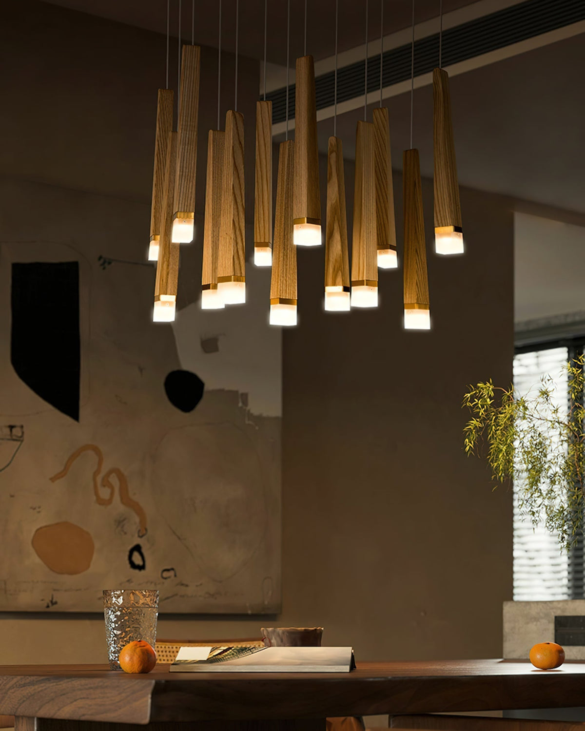 Sylielle ljuskrona i trä med vedpinneinspirerad design