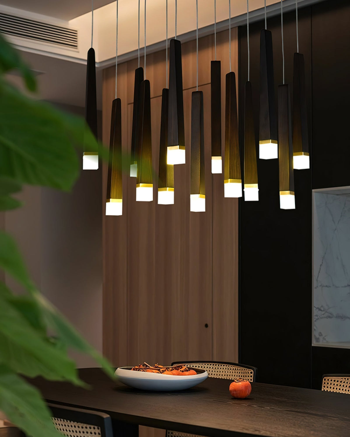 Sylielle ljuskrona i trä med vedpinneinspirerad design