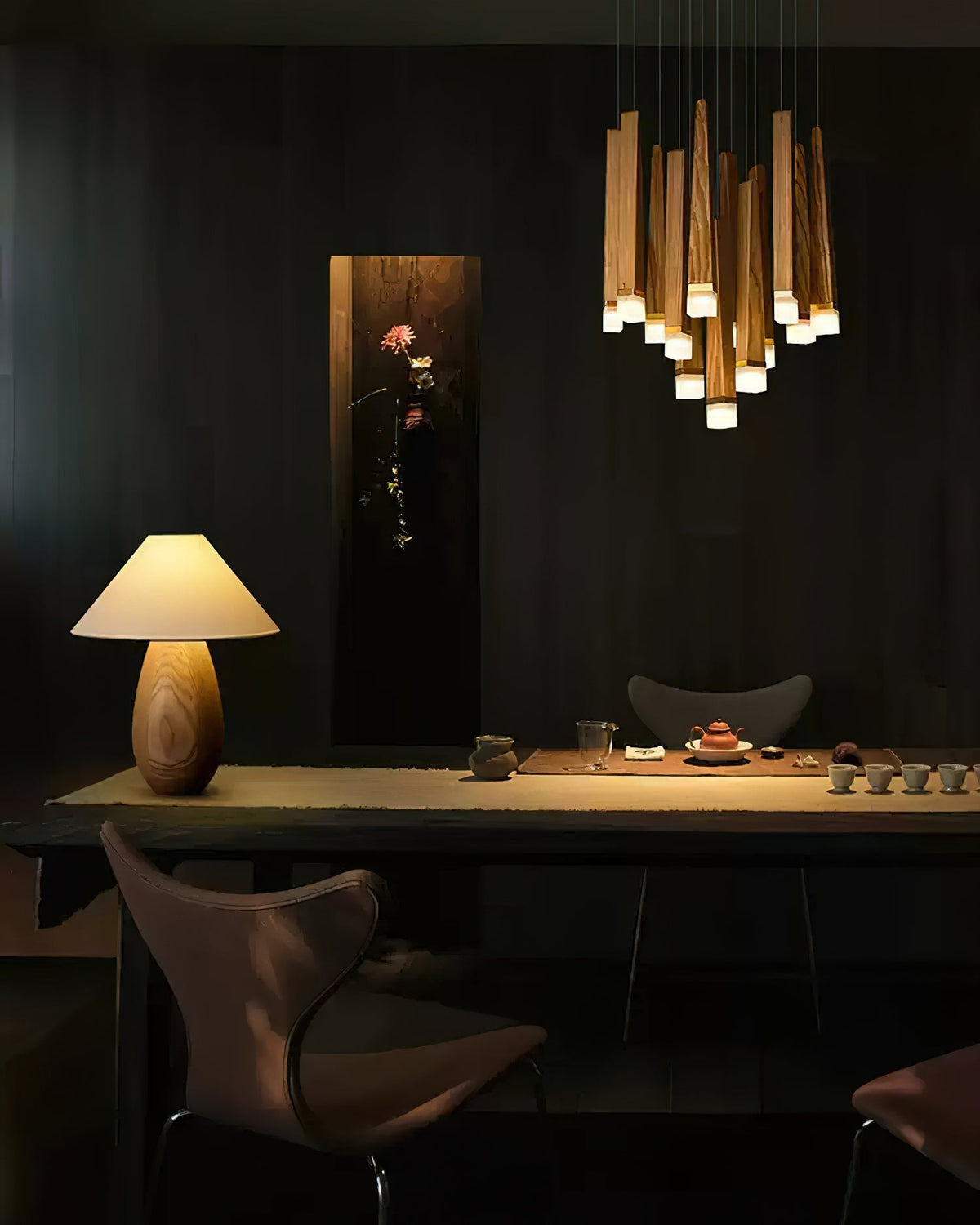 Sylielle ljuskrona i trä med vedpinneinspirerad design