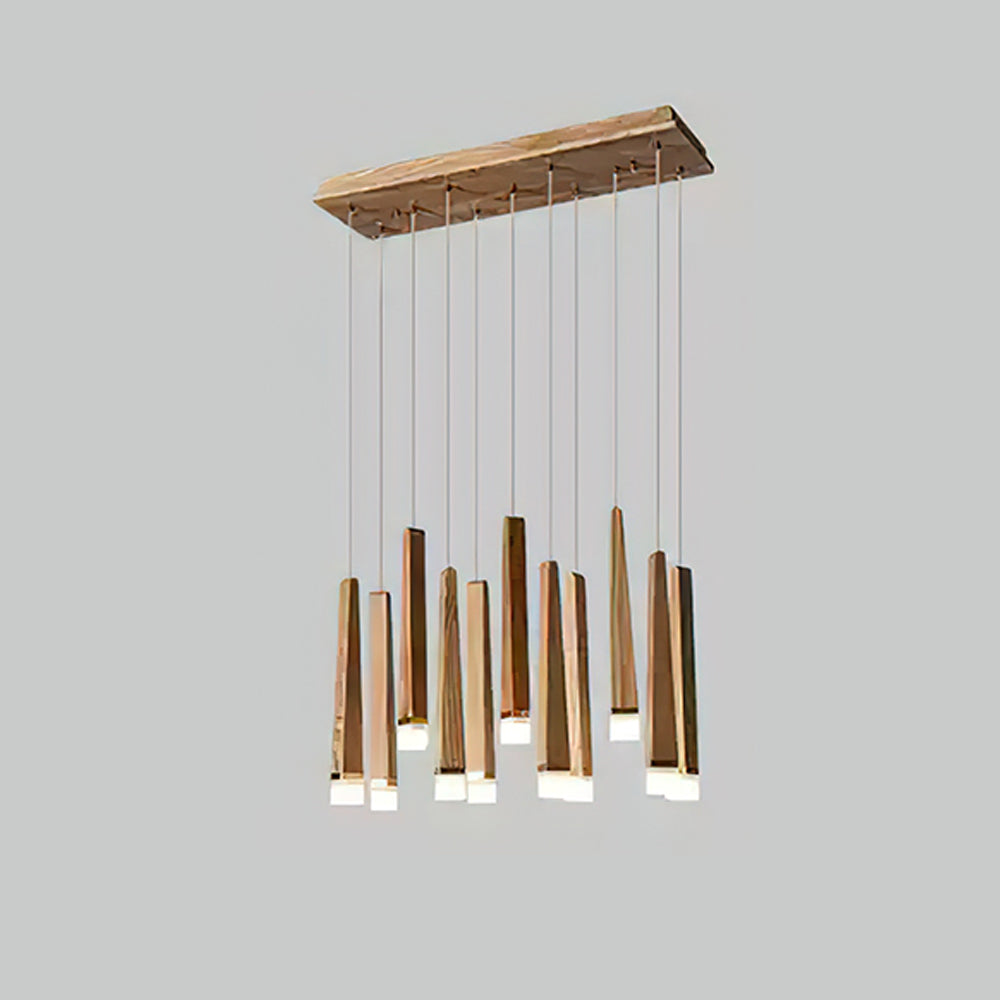 Sylielle ljuskrona i trä med vedpinneinspirerad design