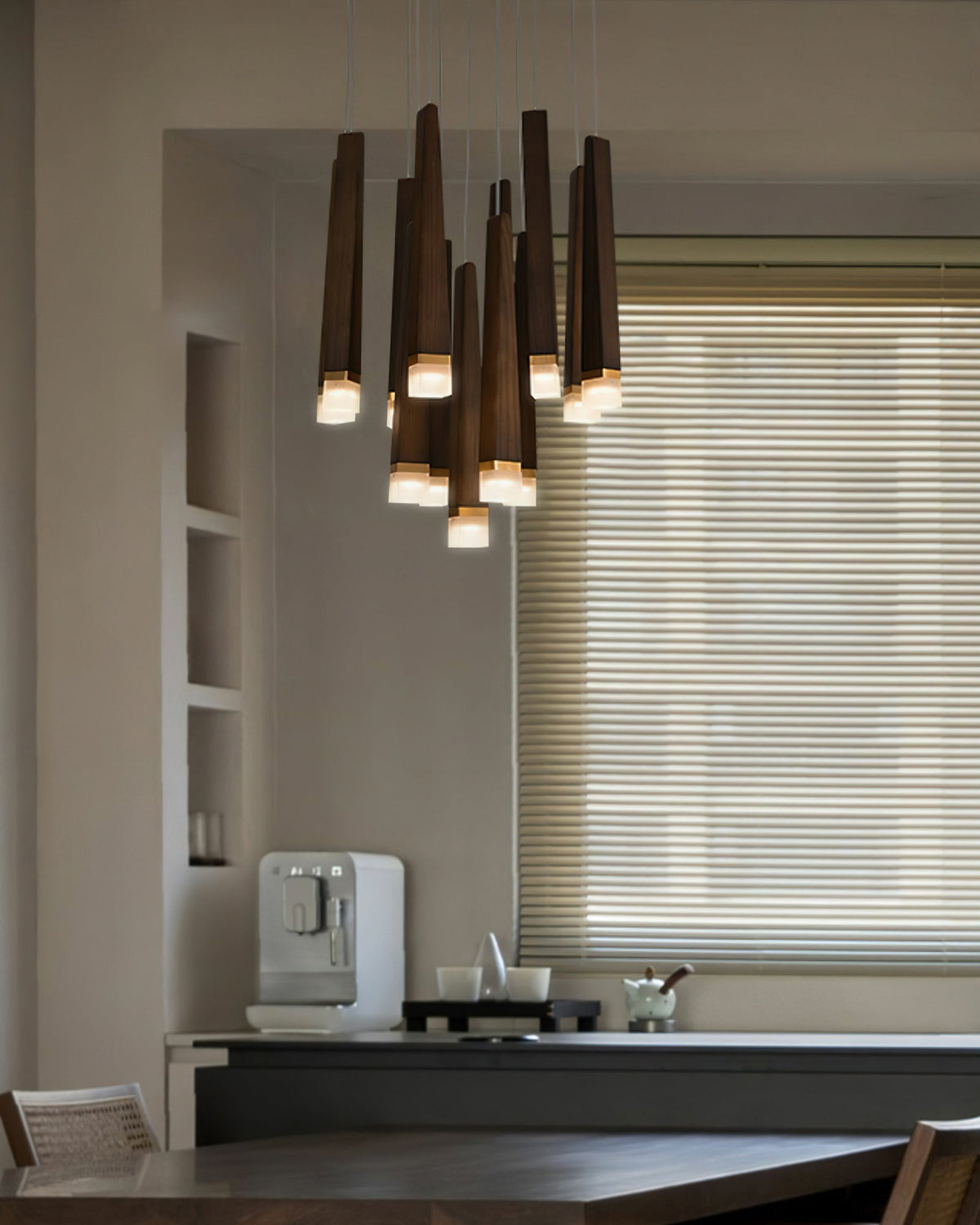 Sylielle ljuskrona i trä med vedpinneinspirerad design