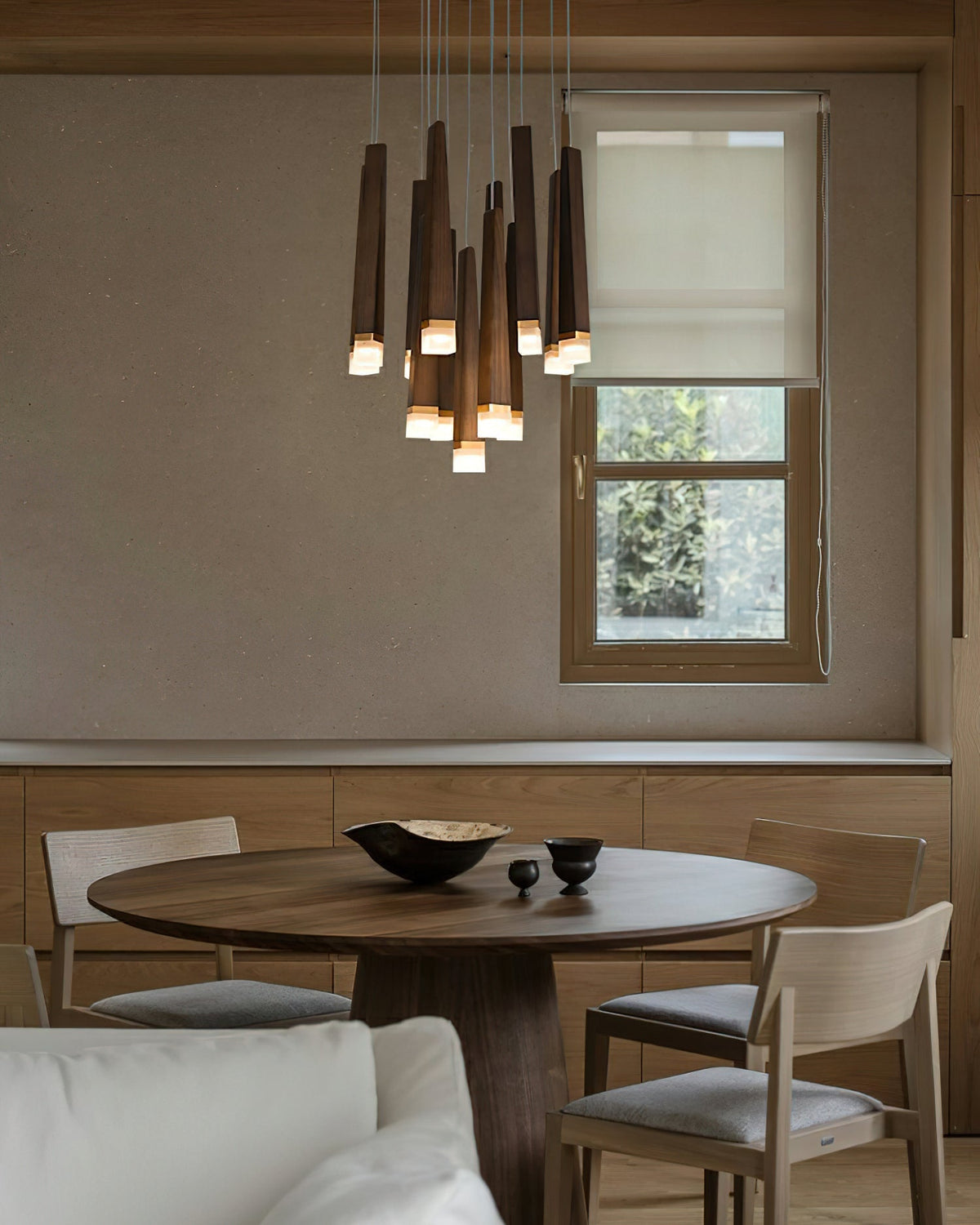 Sylielle ljuskrona i trä med vedpinneinspirerad design