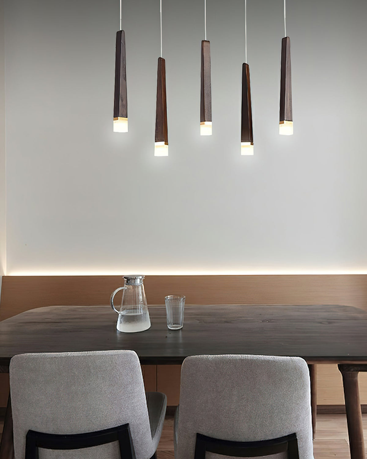 Sylielle ljuskrona i trä med vedpinneinspirerad design