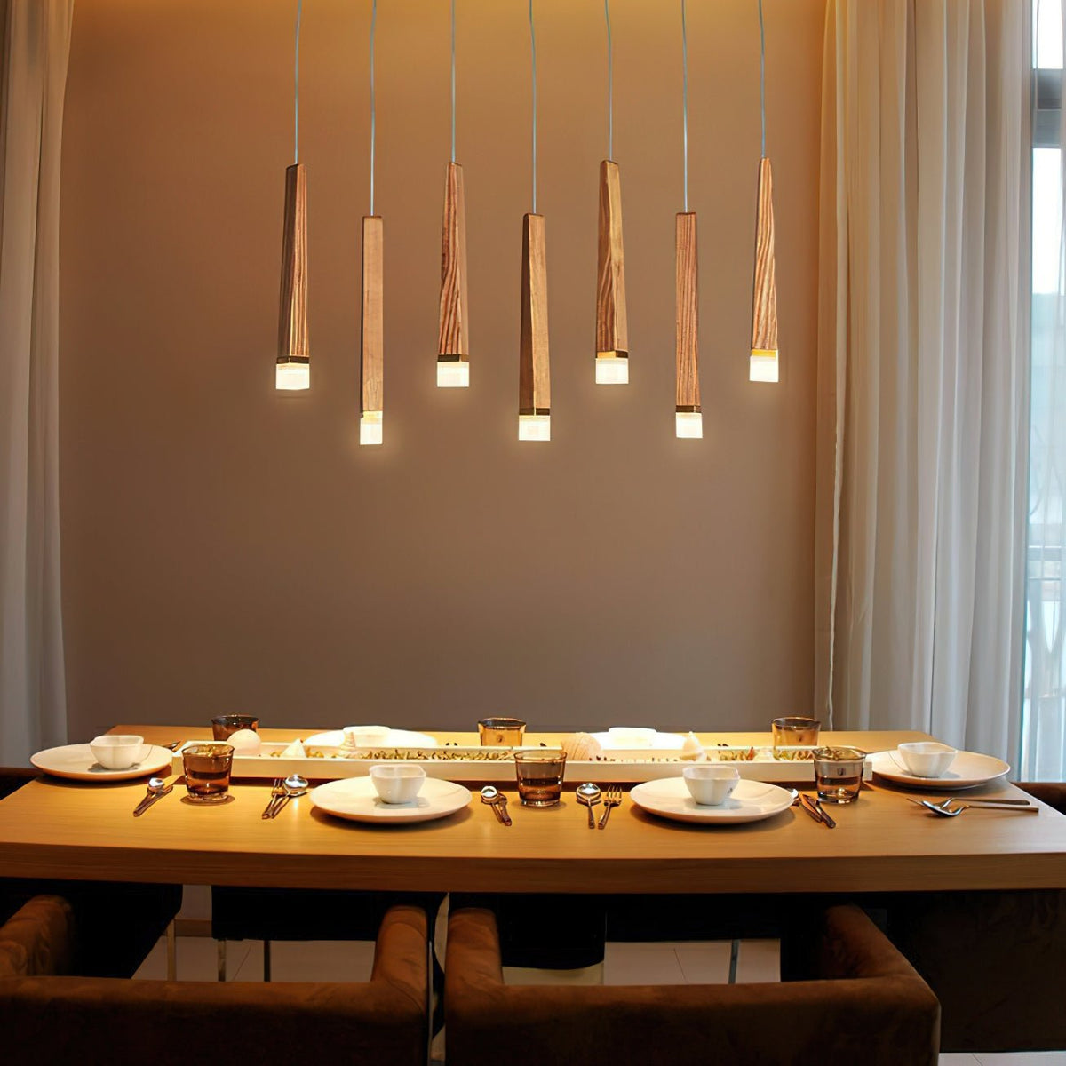 Sylielle ljuskrona i trä med vedpinneinspirerad design