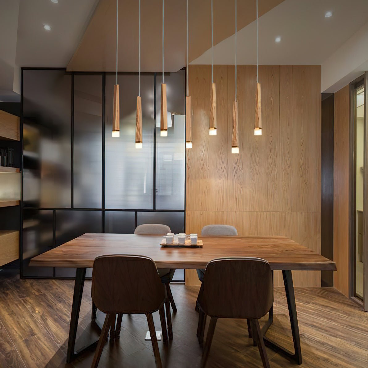 Sylielle ljuskrona i trä med vedpinneinspirerad design