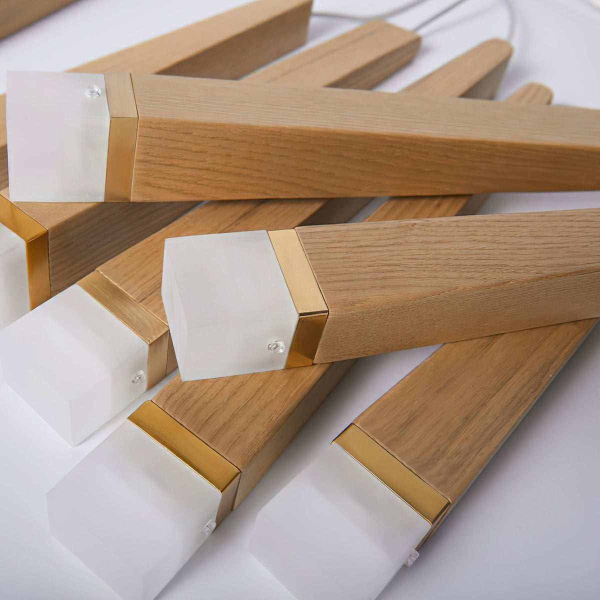 Sylielle ljuskrona i trä med vedpinneinspirerad design