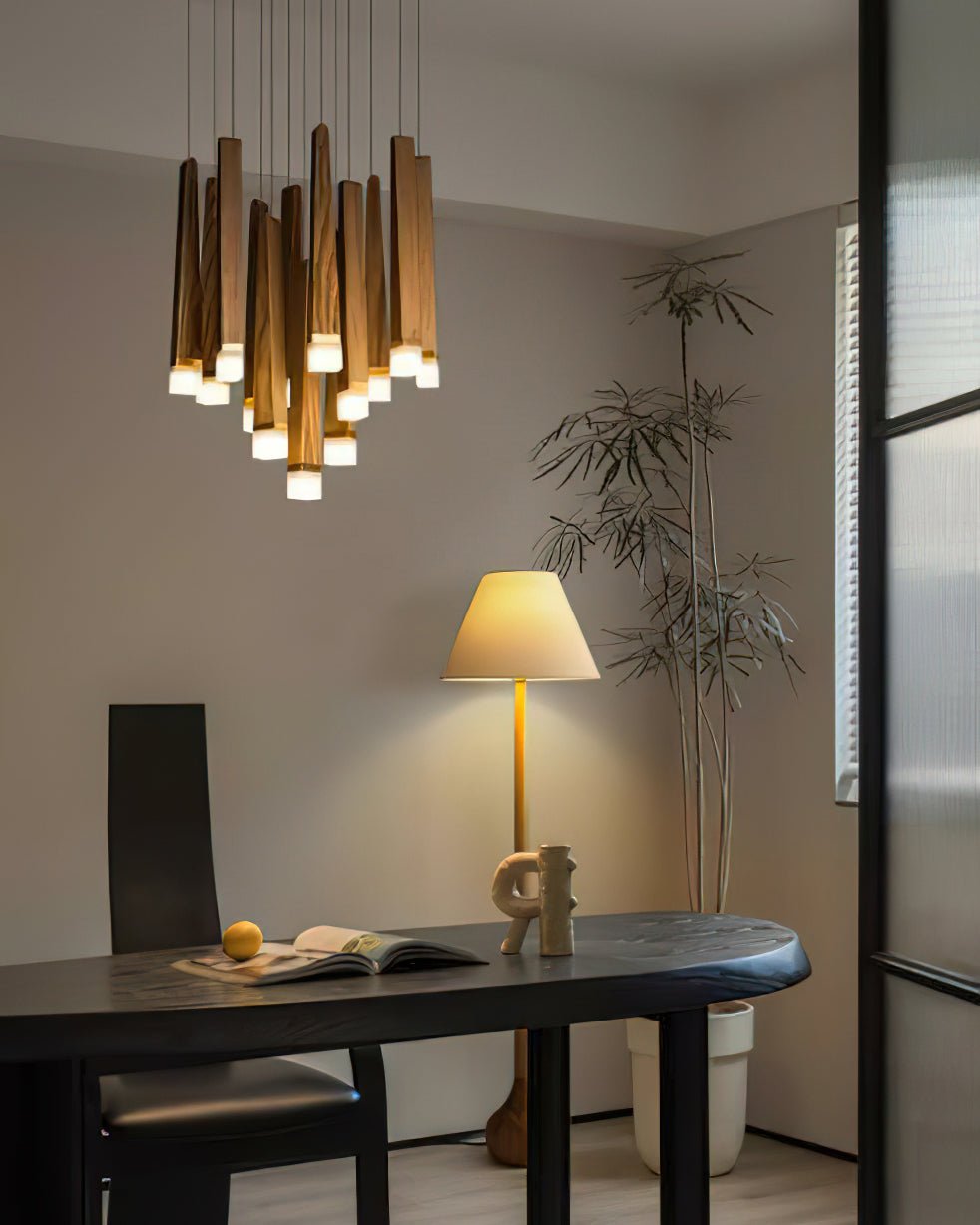 Sylielle ljuskrona i trä med vedpinneinspirerad design