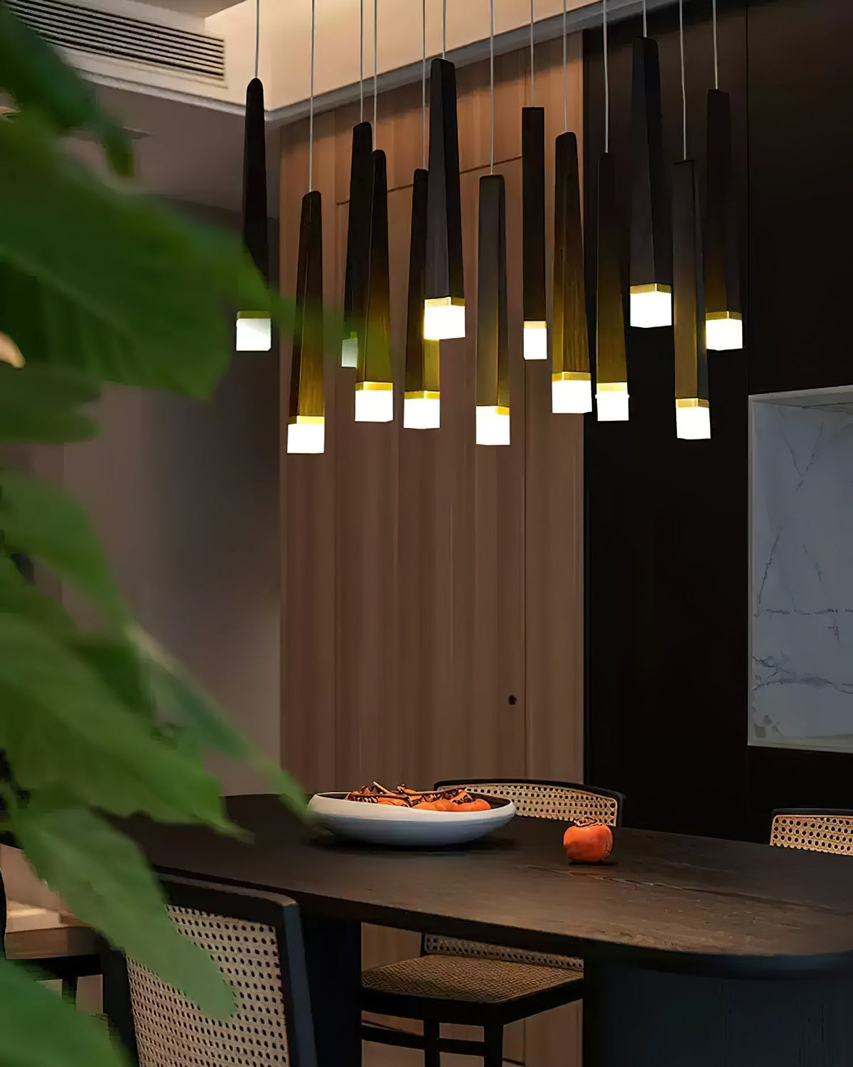 Sylielle ljuskrona i trä med vedpinneinspirerad design