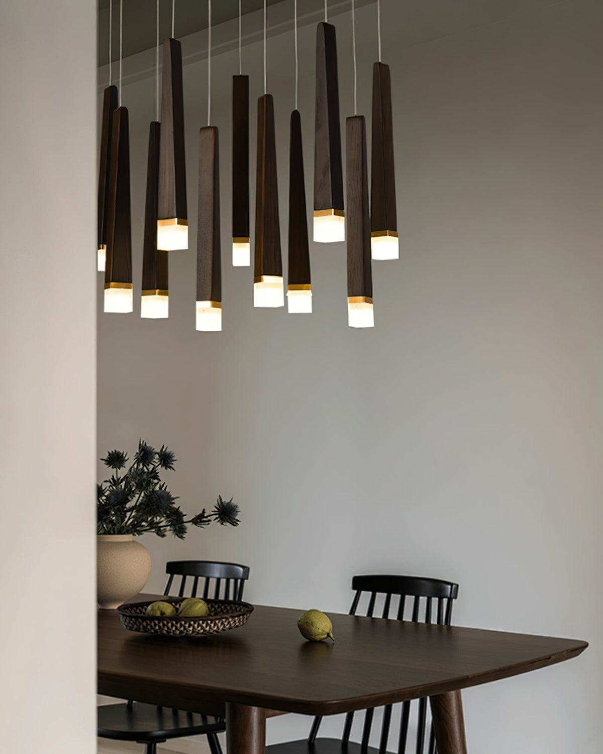 Sylielle ljuskrona i trä med vedpinneinspirerad design