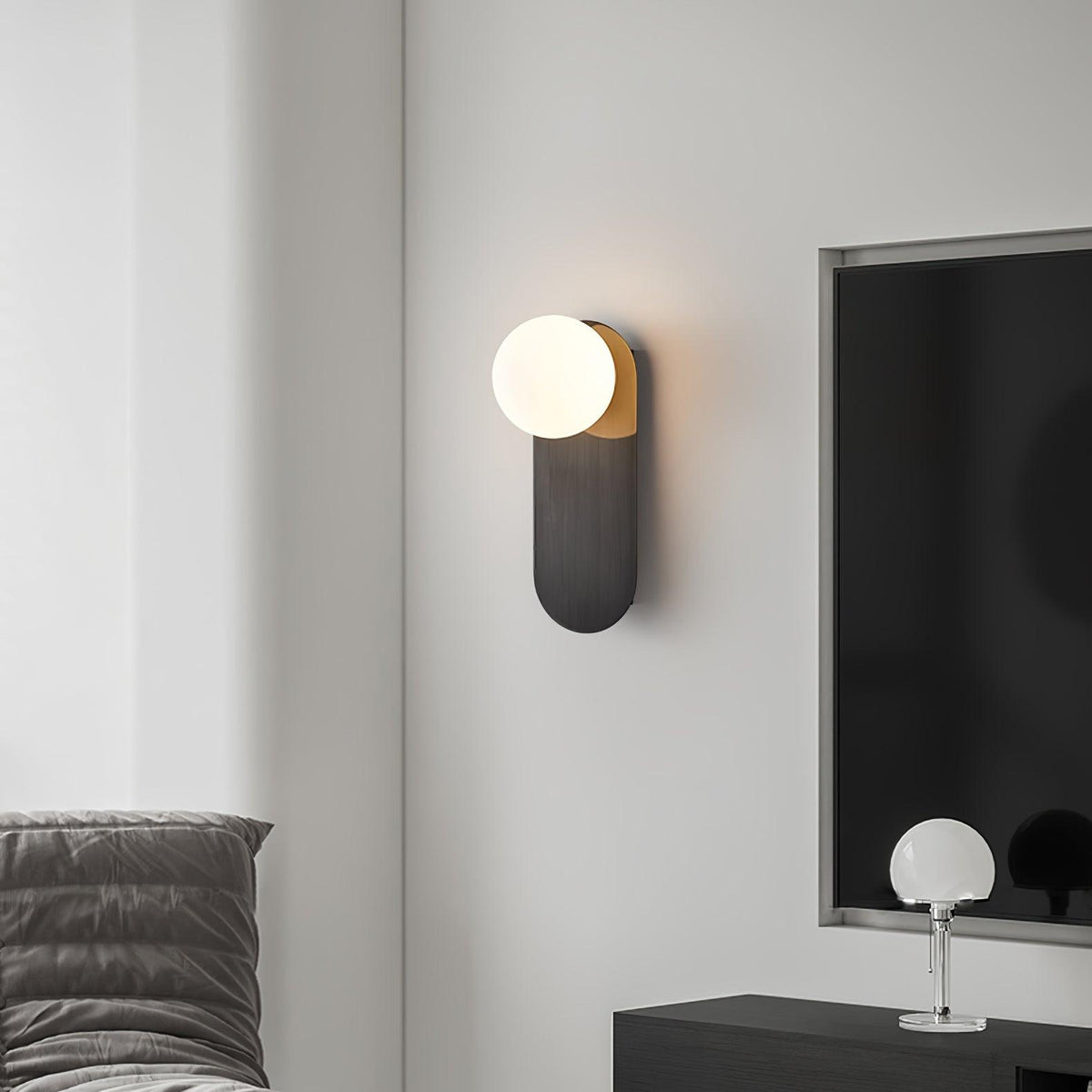 Eiralina vägglampa med platt bas, glob och mässingsfärgat glas