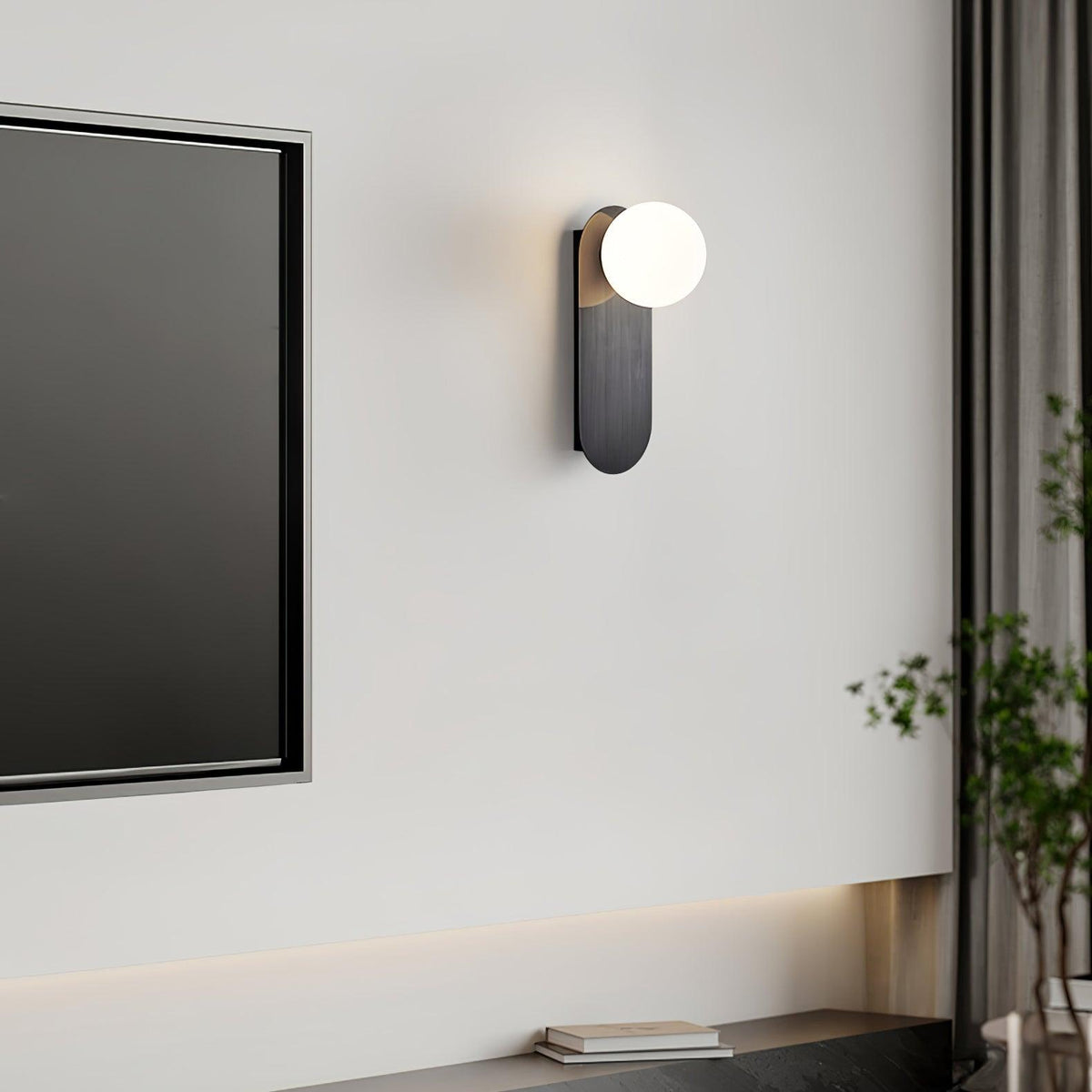 Eiralina vägglampa med platt bas, glob och mässingsfärgat glas