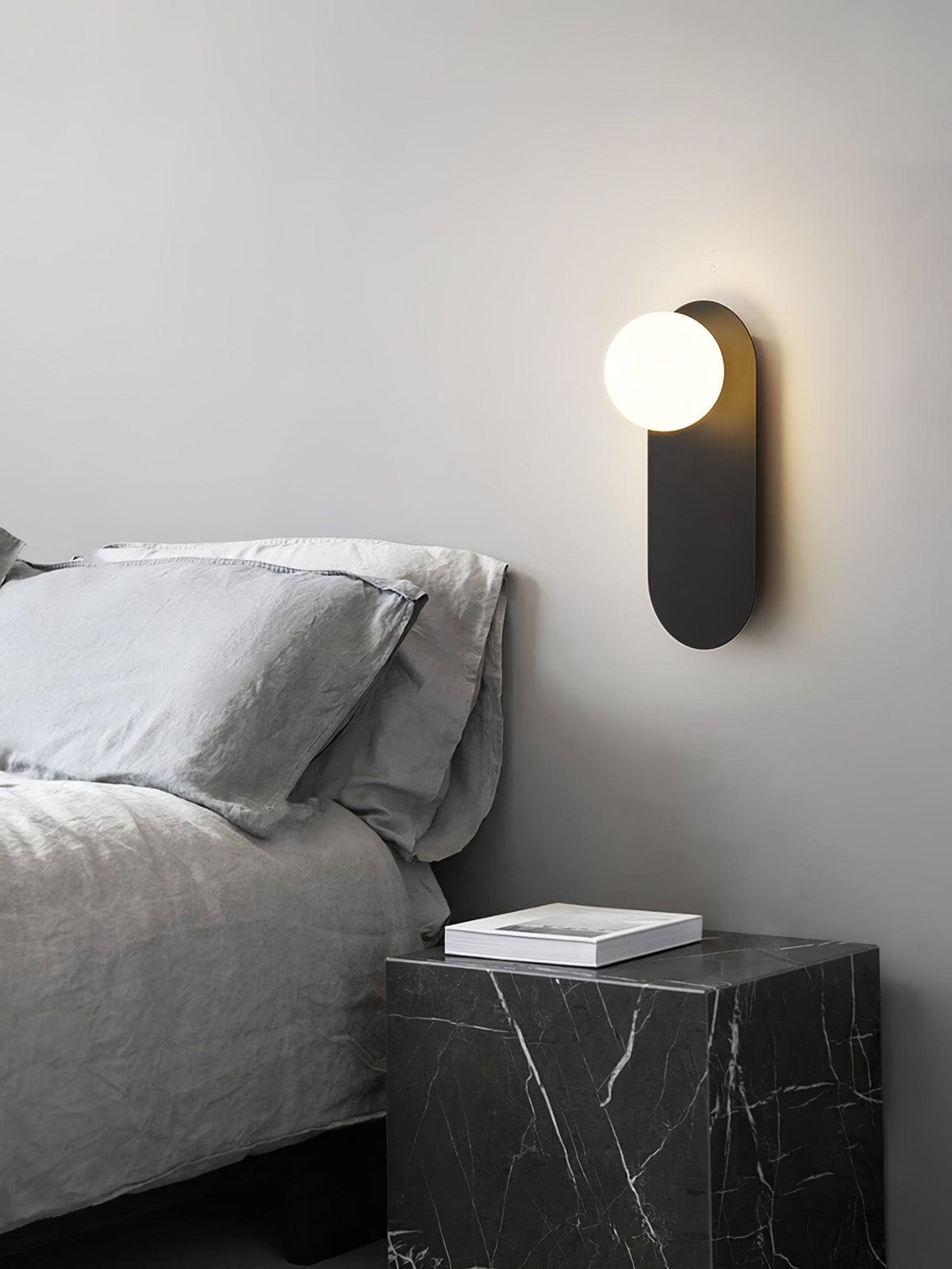 Eiralina vägglampa med platt bas, glob och mässingsfärgat glas