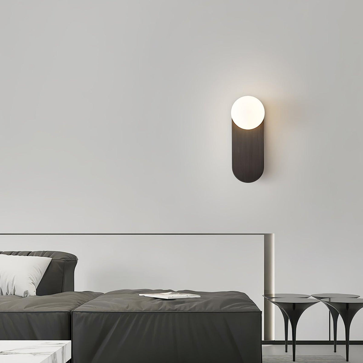 Eiralina vägglampa med platt bas, glob och mässingsfärgat glas