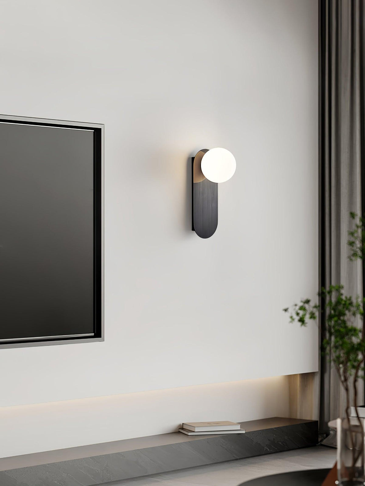 Eiralina vägglampa med platt bas, glob och mässingsfärgat glas