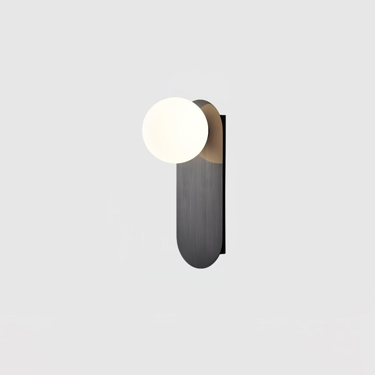 Eiralina vägglampa med platt bas, glob och mässingsfärgat glas