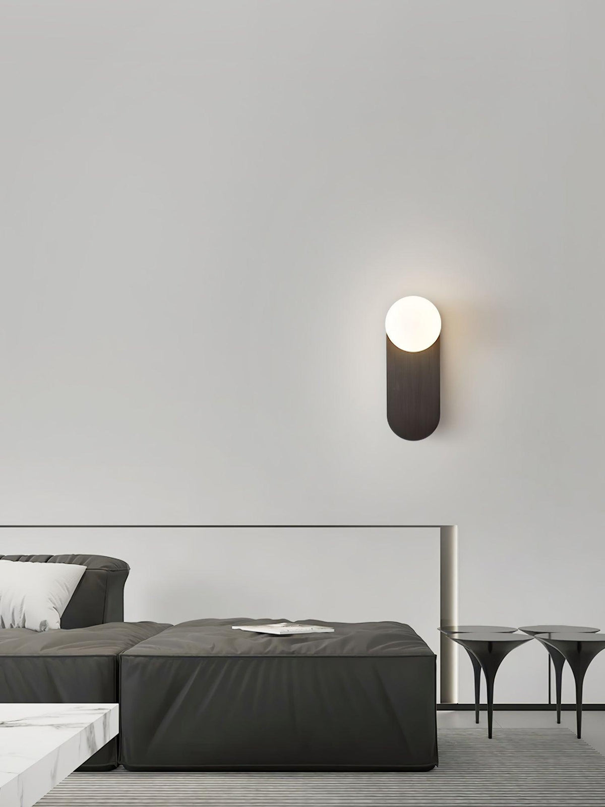 Eiralina vägglampa med platt bas, glob och mässingsfärgat glas