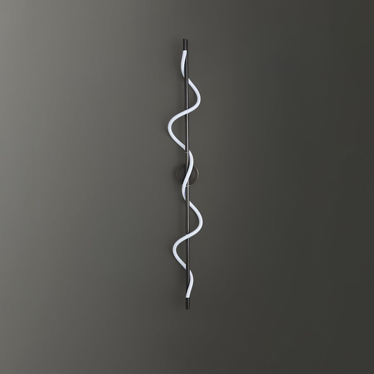 Candeeiro de parede escultural Nivelo em latão e silicone