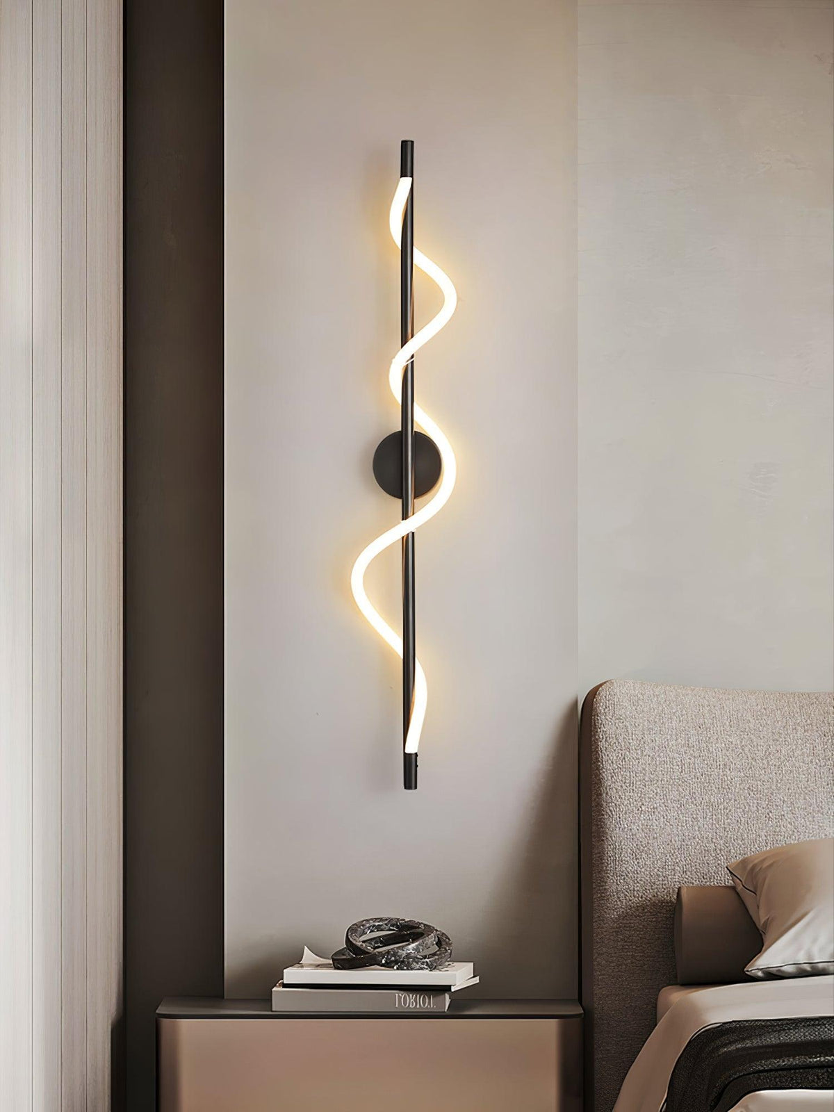 Nivelo skulptural vägglampa i mässing och silikon