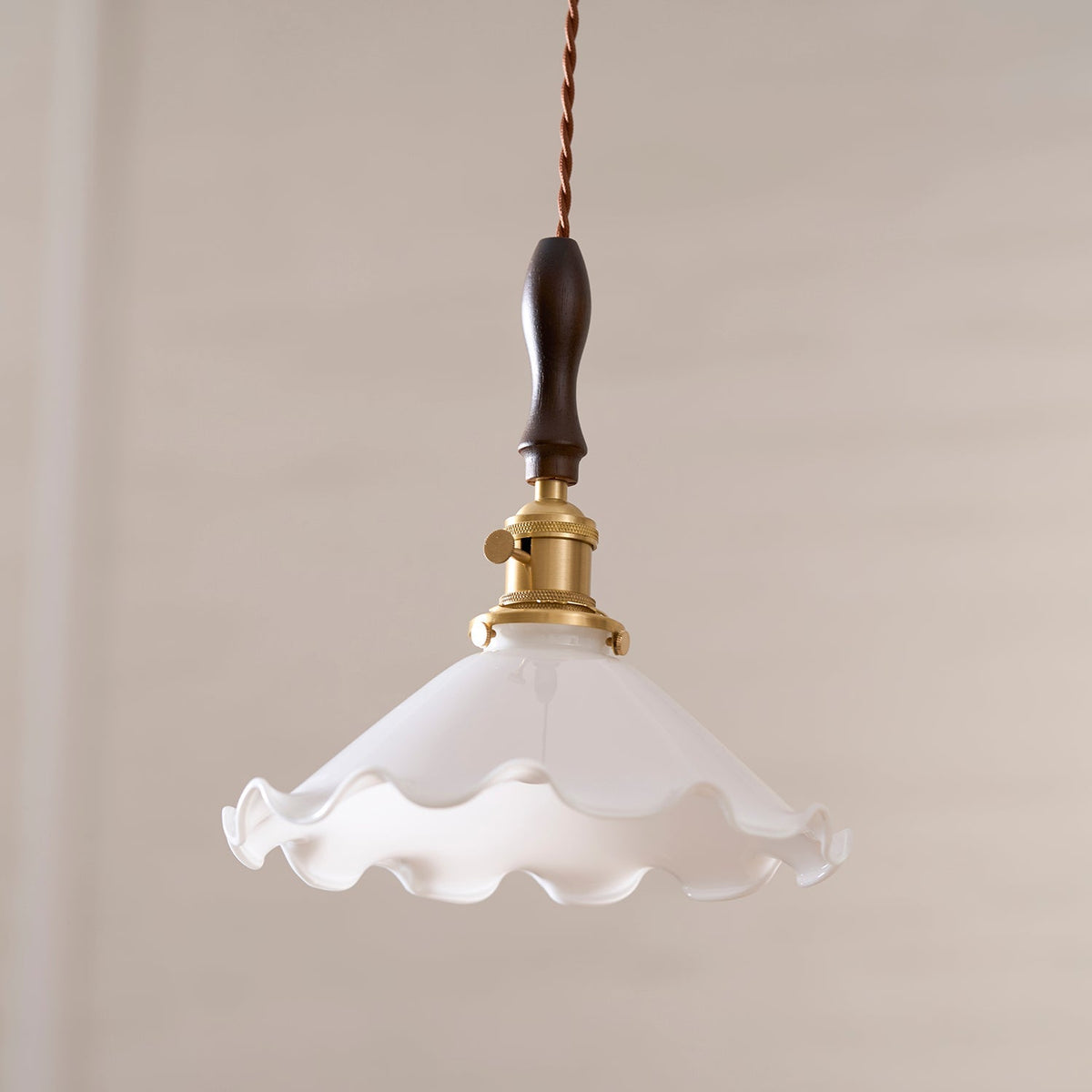 Maribelle pendellampa med blomblad och textilkabel