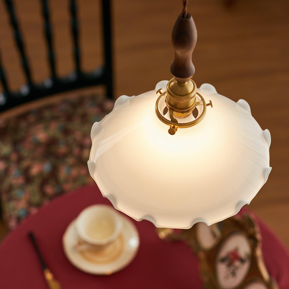 Questa pendellampe i glas med bølget skærm, vintage til stuen