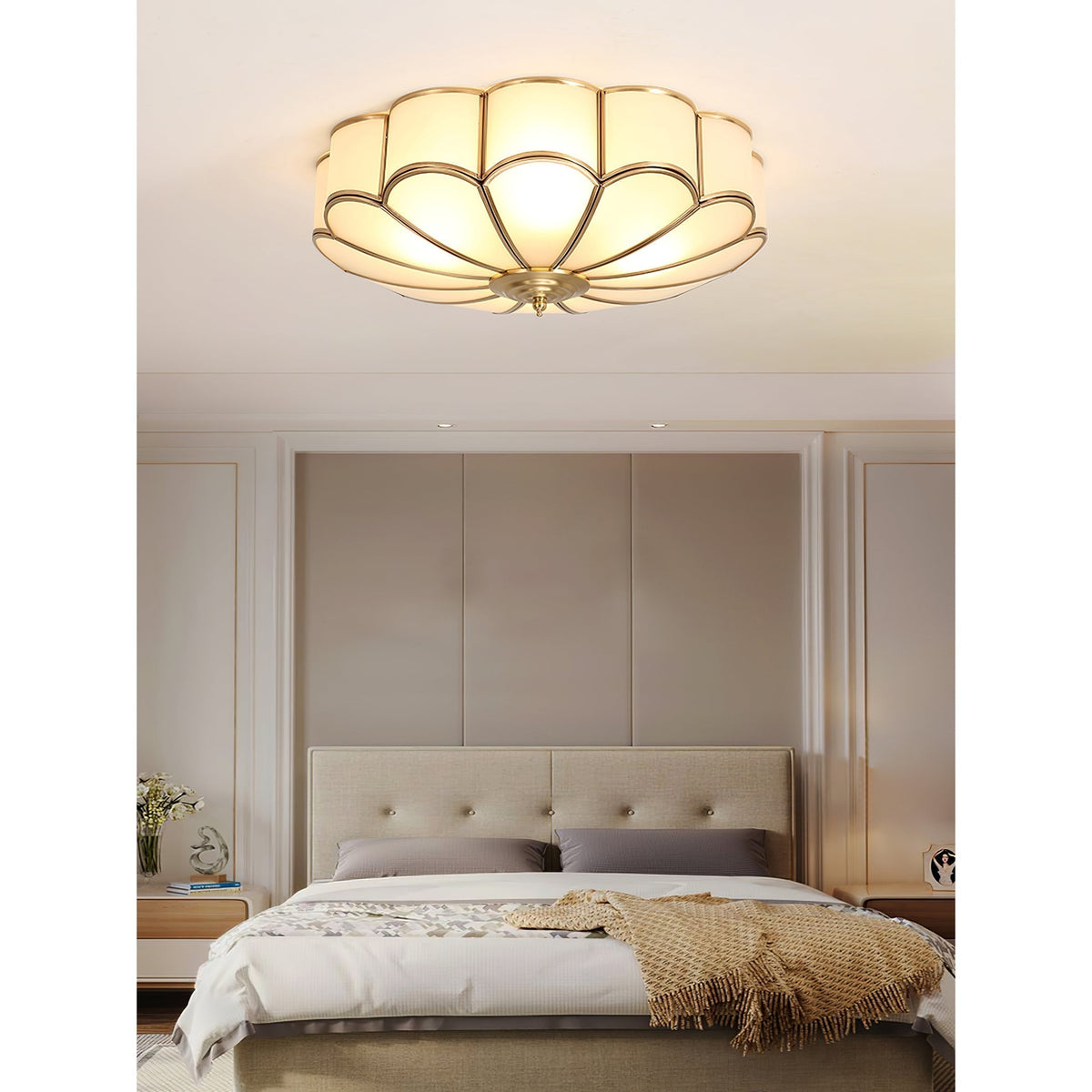 Eiroria blomstformet loftslampe i messing og glas