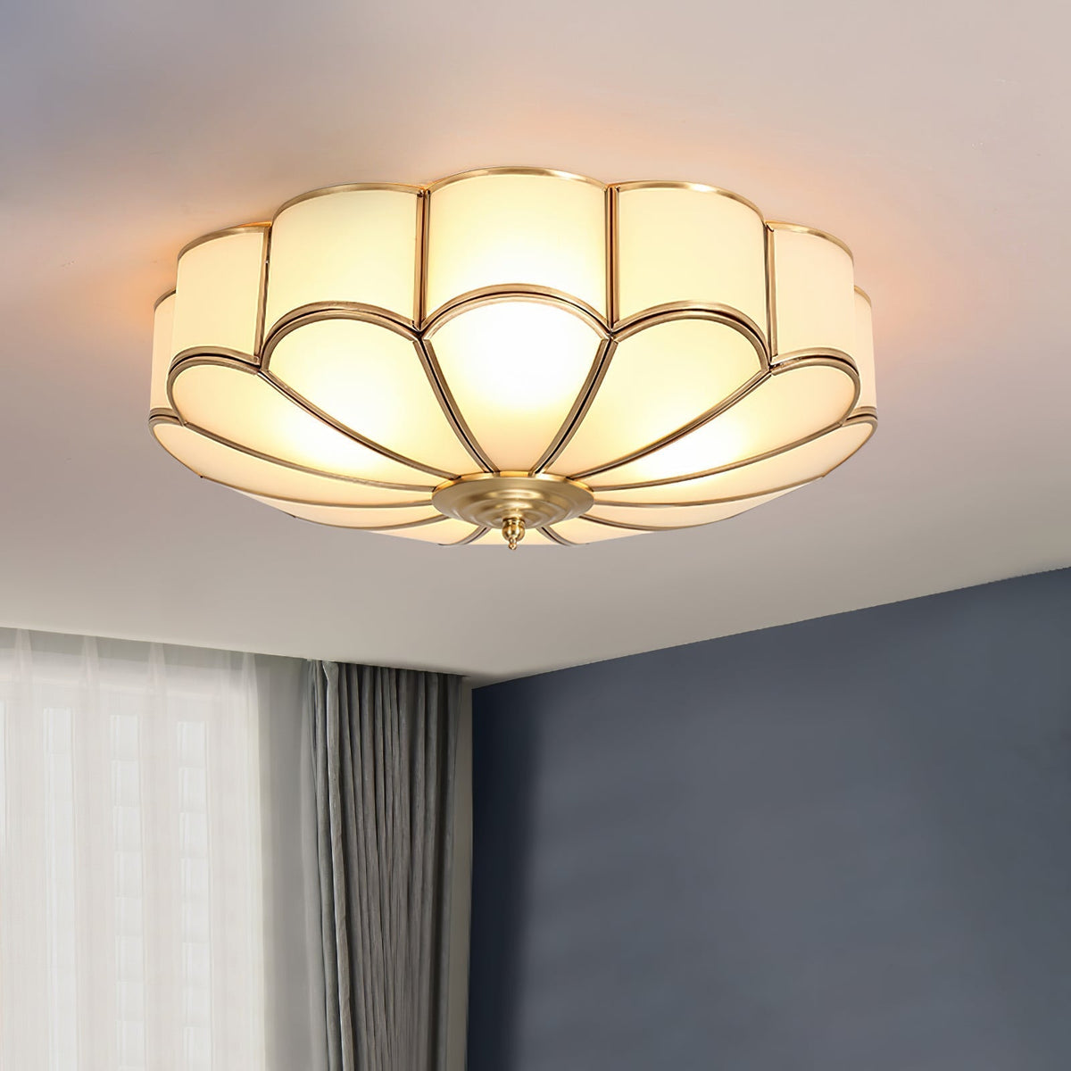 Eiroria blomstformet loftslampe i messing og glas