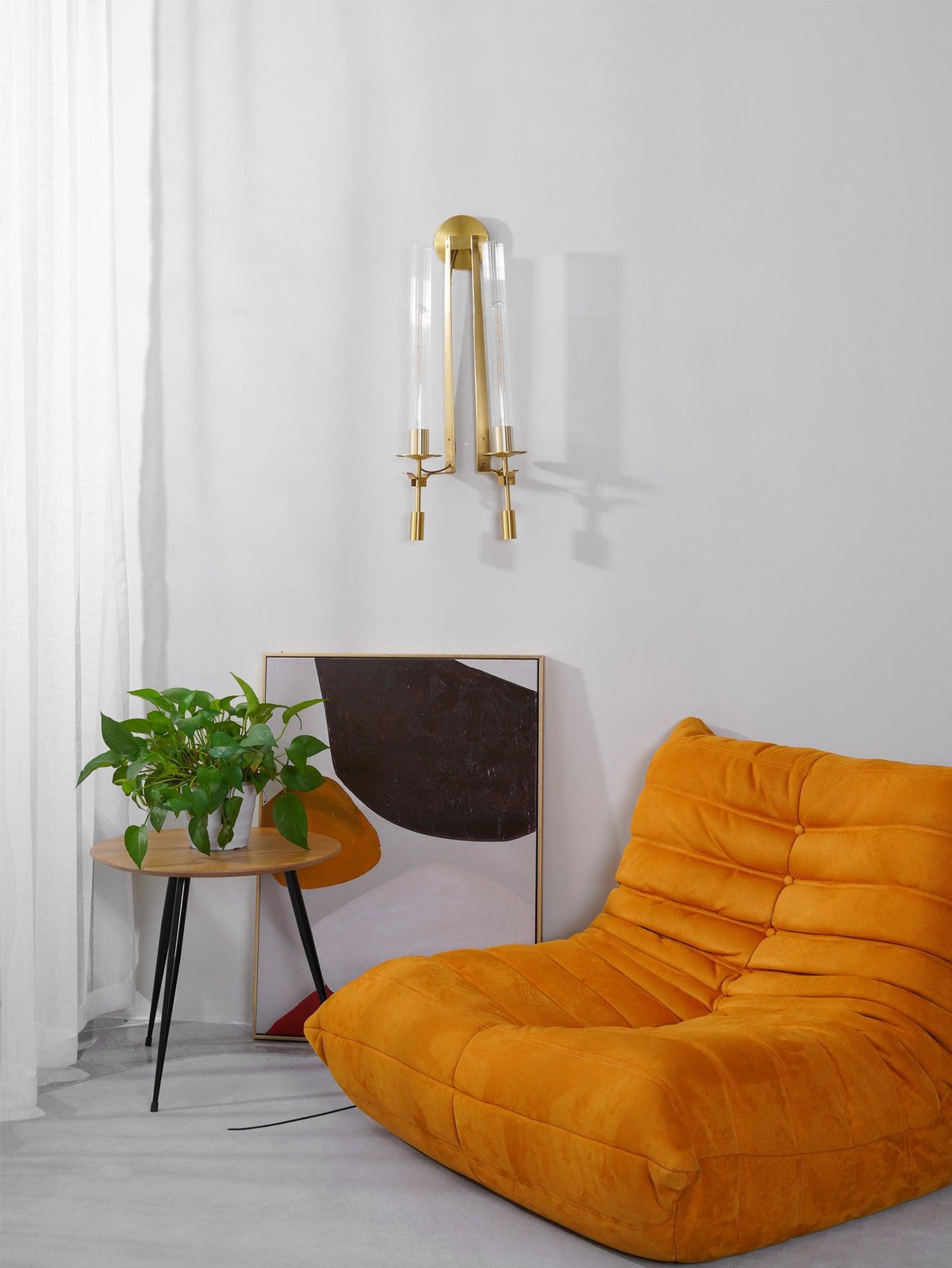 Veloora vägglampa i mässing med minimalistiskt räfflat glas