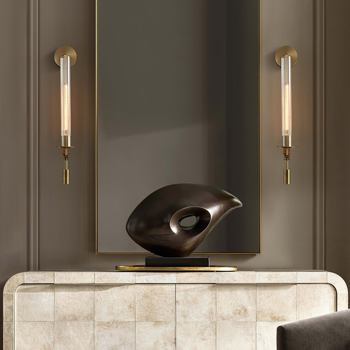 Veloora vägglampa i mässing med minimalistiskt räfflat glas